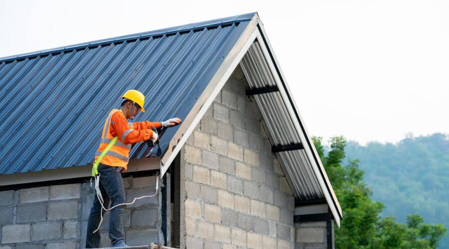 Professional gutter cleaning in Scarville, IA